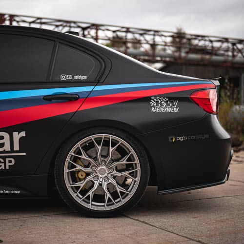 Heck desselben Safety-Car-BMW mit M-Streifen auf Räderwerk-Felgen
