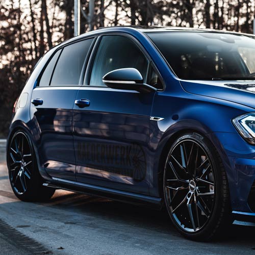 Blauer VW Golf R mit schwarzen Räderwerk-Felgen