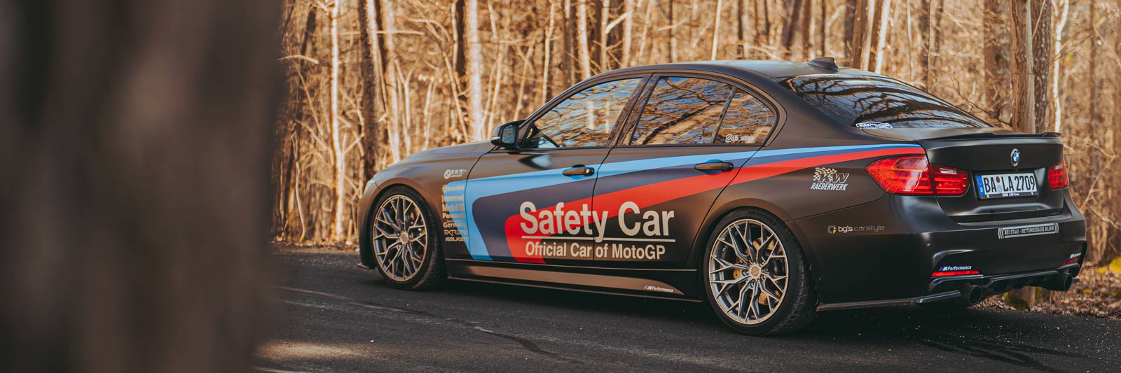 BMW im MotoGP-Safety-Car-Design auf Räderwerk-Felgen, Seitenansicht